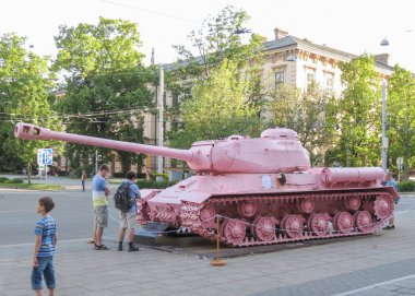 Brno, Çek Cumhuriyeti - Mayıs 2017 yaklaşık: pembe tank, tartışmalı parça çek sanatçı David Cerny tarafından 1991 yılında yayımlanan