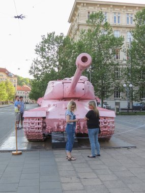 Brno, Çek Cumhuriyeti - Mayıs 2017 yaklaşık: pembe tank, tartışmalı parça çek sanatçı David Cerny tarafından 1991 yılında yayımlanan