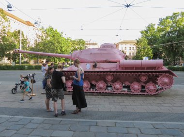 Brno, Çek Cumhuriyeti - Mayıs 2017 yaklaşık: pembe tank, tartışmalı parça çek sanatçı David Cerny tarafından 1991 yılında yayımlanan