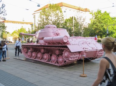 Brno, Çek Cumhuriyeti - Mayıs 2017 yaklaşık: pembe tank, tartışmalı parça çek sanatçı David Cerny tarafından 1991 yılında yayımlanan