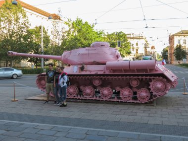 Brno, Çek Cumhuriyeti - Mayıs 2017 yaklaşık: pembe tank, tartışmalı parça çek sanatçı David Cerny tarafından 1991 yılında yayımlanan