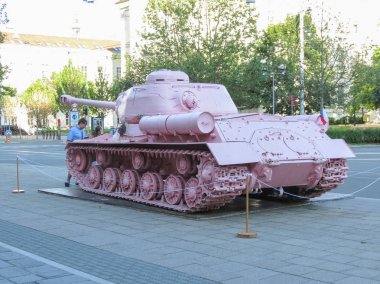 Brno, Çek Cumhuriyeti - Mayıs 2017 yaklaşık: pembe tank, tartışmalı parça çek sanatçı David Cerny tarafından 1991 yılında yayımlanan