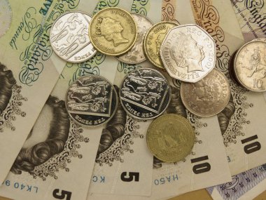 London, Büyük Britanya - Nisan 2014 yaklaşık: İngiliz Sterlini Sterlini (Gbp) banknot ve madeni paralar Queen Elizabeth II portresini taşıyan