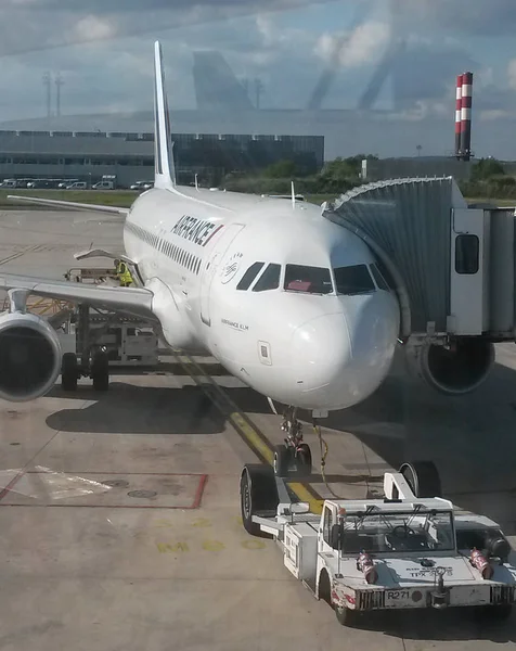 2015年5月 法航空客 A320 准备在巴黎戴高乐机场登机 — 图库照片