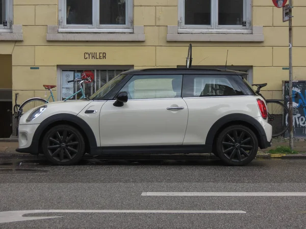 哥本哈根 2017年8月 白色迷你珀尔汽车与黑色屋顶停放在市中心的街道上 — 图库照片