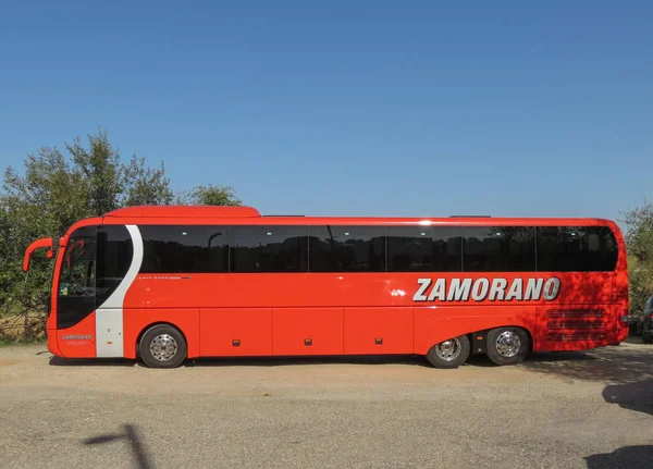 Τολέδο Ισπανία Circa Οκτωβρίου 2017 Zamorano Κόκκινο Λεωφορείο Παρκαρισμένο Ακριβώς — Φωτογραφία Αρχείου