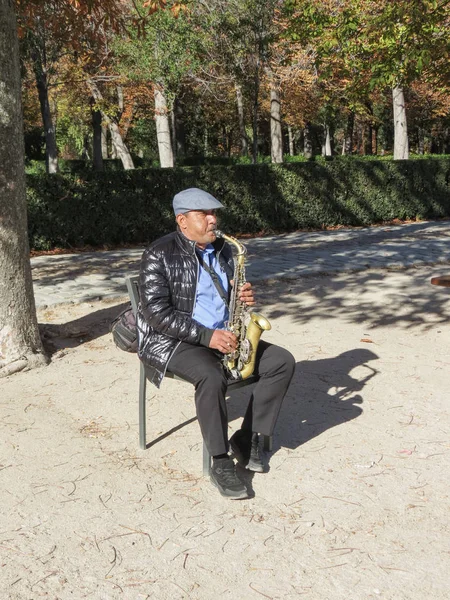 Madrid Španělsko Cca Října 2017 Neidentifikovaný Pouliční Muzikant Hraje Altsaxofon — Stock fotografie