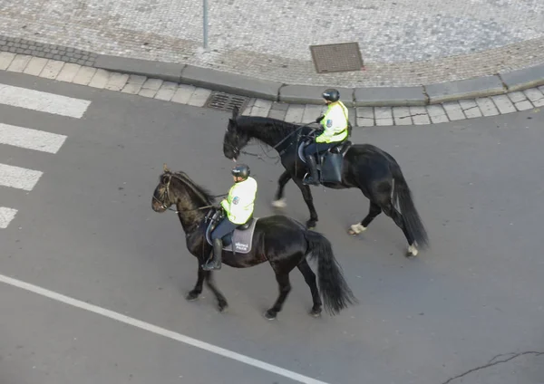 Prague República Checa Circa Dezembro 2017 Policiais Cavalo Patrulhando Centro — Fotografia de Stock