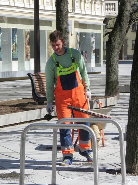 Kaunas Lituania Circa Abril 2017 Trabajador Identificado Con Carretilla — Foto de Stock