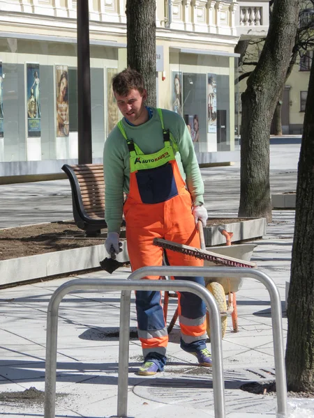 Kaunas Lithuania Circa April 2017 Unidentified Road Worker Wheel Barrow — Stock Photo, Image