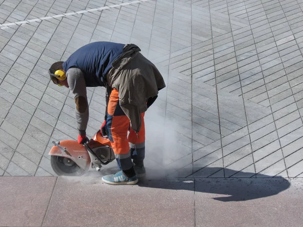 Kaunas Lithuania Circa April 2017 Unidentified Road Worker Cutting Wheel — Stock Photo, Image