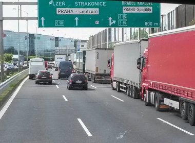 Prague, Çek Cumhuriyeti - Haziran 2015 yaklaşık: Prag'a trafik sıkışıklığı ile önde gelen otoyol