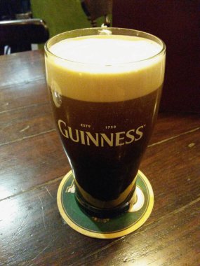 Dublin, İrlanda - Ekim 2015 yaklaşık: Guinness bira masanın üzerine bir bardak