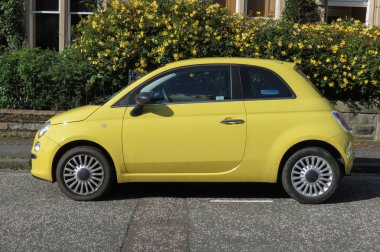 Edinburgh, İskoçya, İngiltere - yaklaşık Ağustos 2015: şehir merkezinin bir sokakta sarı Fiat 500 araç (yeni model).