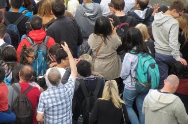 Edinburgh, İskoçya, İngiltere - yaklaşık Ağustos 2015: Royal Mile Edinburgh ana cadde üzerinde saçak sokak festivali kalabalık saatte insanlarda, kalabalık