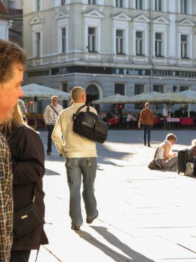 Tallinn, Estonya - Haziran 2012 yaklaşık: insanlar ana meydanında