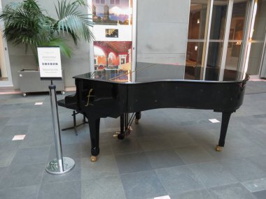 Vienna, Avusturya - Haziran 2014 yaklaşık: Salon veya budoir kuyruklu piyano dize müzik enstrümanı