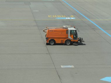 Prague, Çek Cumhuriyeti - Temmuz 2016 yaklaşık: Havaalanı pist Temizleme Fırçaları döner ile araç Bucher citycat 5000 temizlik sokak süpürmek