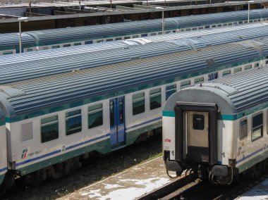 Siena, İtalya - Temmuz 2016 yaklaşık: Ayrıntılı bir istasyonu Park tren antrenörlerin