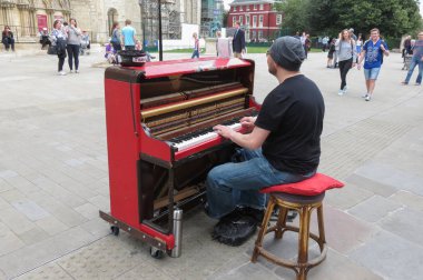 York, İngiltere - yaklaşık Ağustos 2015: her zamanki gibi York sokakta gerçekleştirme Karl Mullen sokak piyanist