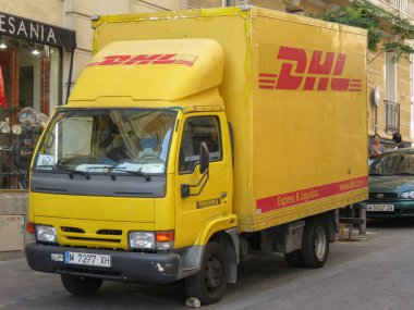 Madrid, İspanya - Haziran 2015 yaklaşık: Dhl Deutsche post van şehir merkezinin bir sokakta park edilmiş. DHL Avrupa'nın önde gelen özel mail şirketlerinden biridir.