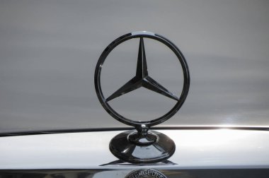 Berlin, Almanya - Mart 2016 yaklaşık: Mercedes-Benz logosu