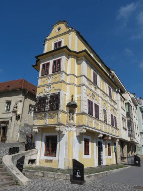 Bratislava, Slovakya - Mayıs 2018 yaklaşık: House iyi İsa heykeli köşedeki ismini Sheepherd (dom u dobreho pastiera Slovakça) adlı