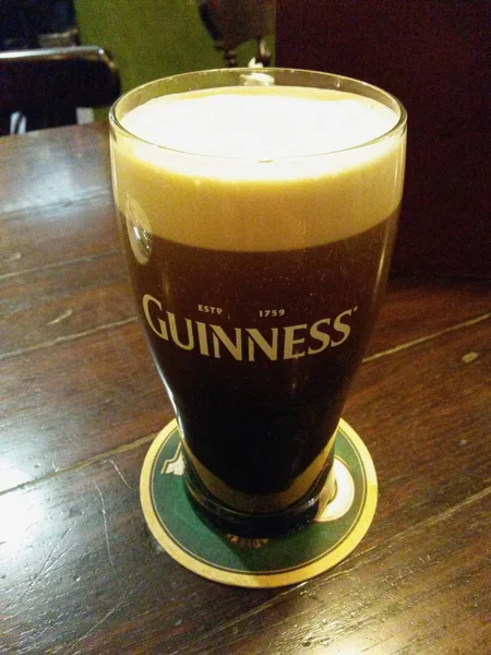 爱尔兰都柏林 2015年10月 桌上的一品脱吉尼斯啤酒 — 图库照片