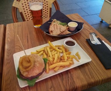 Sebzeli ve sarımsaklı ekmek ile Fransız frieds tipik İngiliz pub yemek vardır