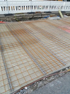 bir betonarme yapı içinde site bina bir yol inşaatı