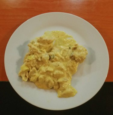 soğuk curried soya bir tabak salata bukleler