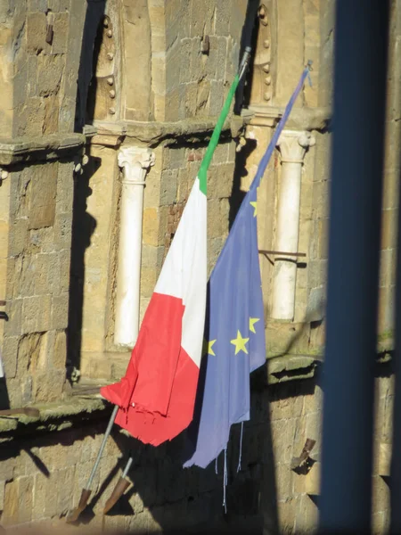 Banderas Italia Unión Europea Flotando Desde Una Fachada — Foto de Stock