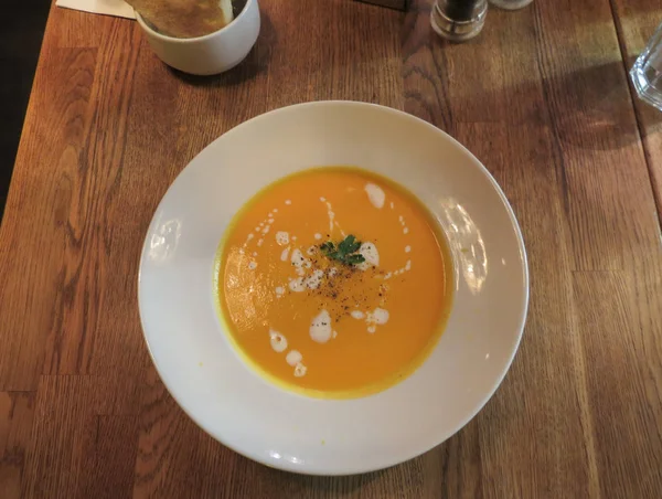 Sopa Zanahoria Vegana Plato Sobre Mesa —  Fotos de Stock