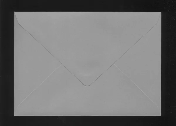 Briefumschlag Zum Versand Über Schwarzem Hintergrund — Stockfoto