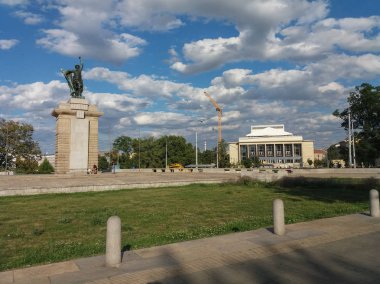 Brno, Çek Cumhuriyeti - Temmuz 2018 yaklaşık: Janacek Tiyatrosu cephe ve Sovyet dönemine uzanan Meydanı