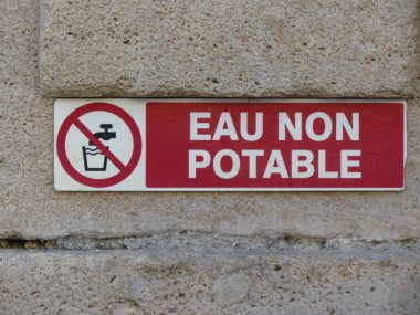 Eau sigara içme (anlamdadır içilebilir su) Fransız dili ile yazılmış uyarı işareti