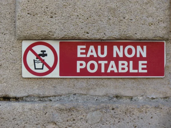 オー非飲用 意味ない飲料水 フランス語で書かれた警告看板 — ストック写真