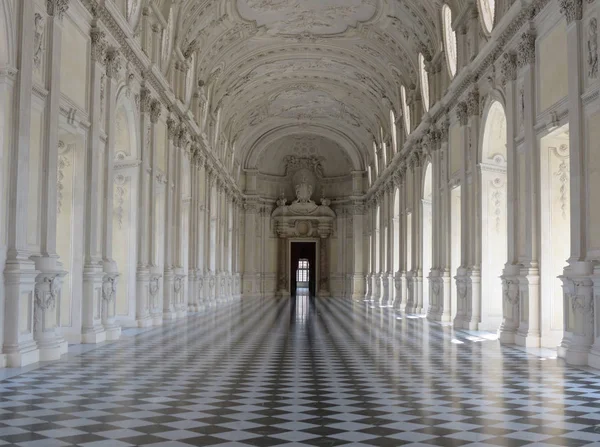 Galleria grande (aka Galleria di Diana ya da Diana'nın Galeri) Reggia di Venaria şatoda Venaria, İtalya