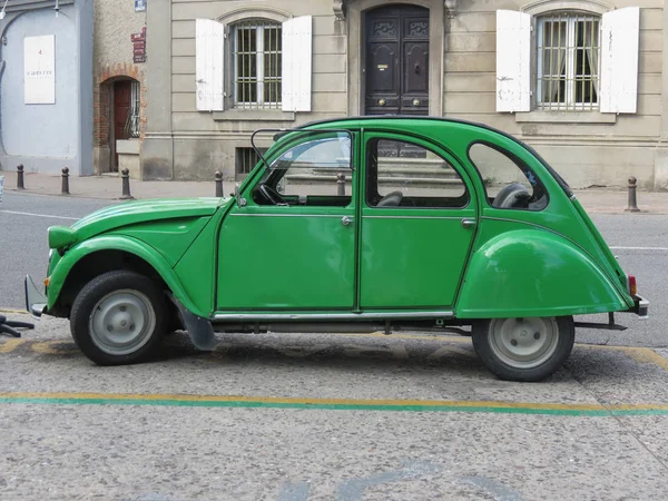 Carcassonne France Circa August 2018 Зеленый Citroen 2Cv — стоковое фото