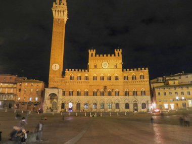 Siena, İtalyan Ortaçağ kasabası - Piazza del Campo gece