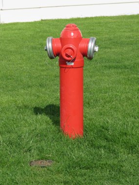 bir sokakta bir kırmızı yangın musluğu