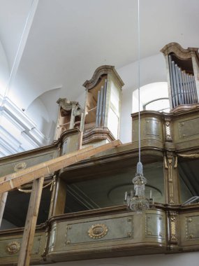 Poysdorf, Avusturya - Haziran 2018 yaklaşık: Katholische Kirche Poysdorf tamir ediliyor Barok boru organ klavye müzik enstrümanı