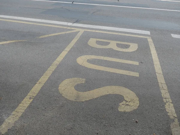 Znak Żółty Bus Stop Malowane Drodze — Zdjęcie stockowe