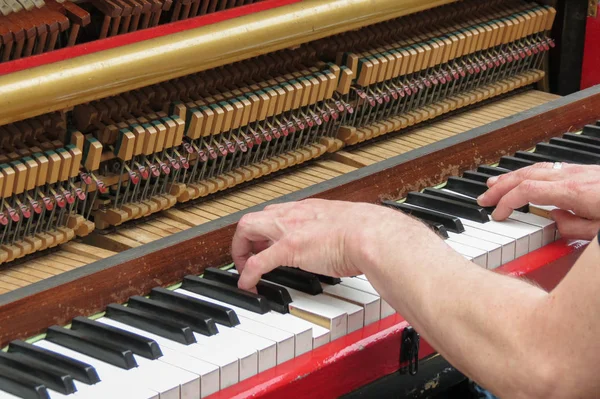 Dos Manos Tocando Piano Erguido — Foto de Stock