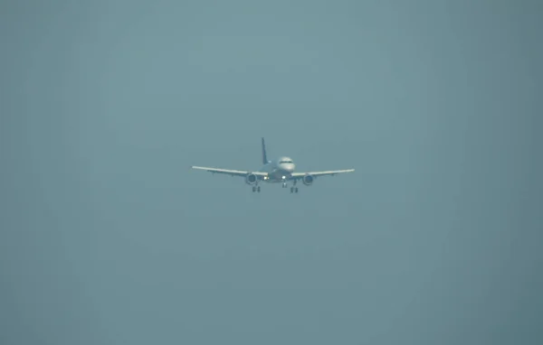 Avión Que Aterriza Aeropuerto Bolonia — Foto de Stock