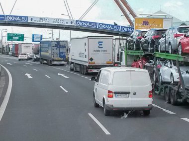 Prague, Çek Cumhuriyeti - Haziran 2015 yaklaşık: Prag'a trafik sıkışıklığı ile önde gelen otoyol