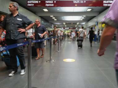 Orio Al Serio, Bergamo, İtalya - Temmuz 2014 yaklaşık: güvenlik geçmeye gezginler kuyruk kontrol Havaalanı lounge