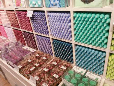 Brno, Çek Cumhuriyeti - Mayıs 2016 yaklaşık: kaplan mağaza satış için ekranda renkli mum kokulu