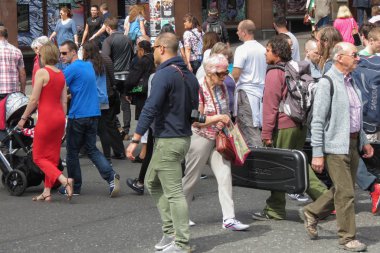 Edinburgh, İngiltere - yaklaşık Ağustos 2015: turist şehir ziyaret