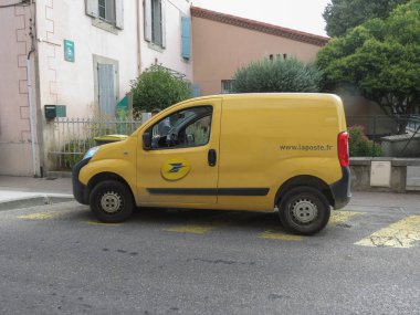 Carcassonne, Fransa - yaklaşık Ağustos 2018: La poste (Ulusal posta servisi) sarı van posta teslimi